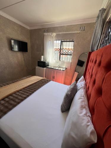 Ένα ή περισσότερα κρεβάτια σε δωμάτιο στο Zolas guest house