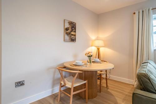 Posezení v ubytování Luxury barn with private wood fired hot tub