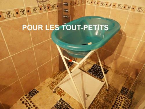 a blue sink in a bathroom with the words pourles tour pets at Villa La Clef Des Champs in Chailly-en-Bière