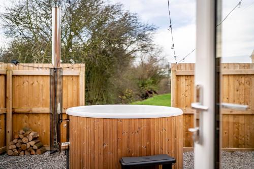 Fotografie z fotogalerie ubytování Luxury barn with private wood fired hot tub v destinaci Selby