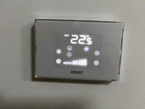 - un réveil sur le mur dans l'établissement Plaza SUITE, à San Cataldo