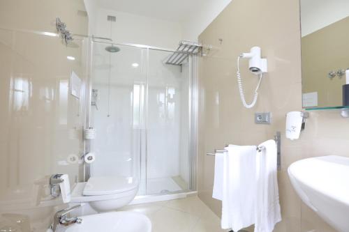 uma casa de banho com um chuveiro, um WC e um lavatório. em Medea Resort em Bellona