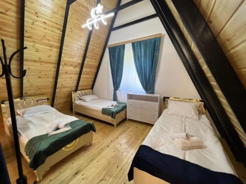 Ένα ή περισσότερα κρεβάτια σε δωμάτιο στο HILLSIDEHOUSEQAX a FRAME