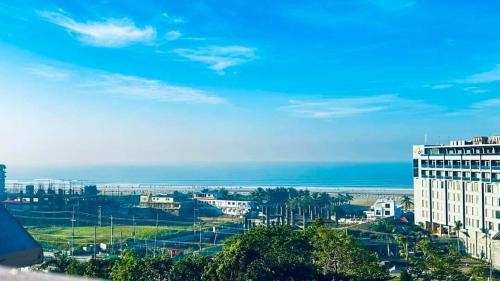 库克斯巴扎Samudra Bari的城市的背景海景