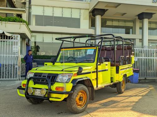 库克斯巴扎Samudra Bari的停在大楼前的黄色吉普车
