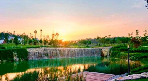 New Rawang Hotel في راوانغ: بركة مع شلال وغروب الشمس