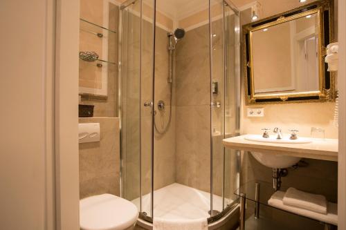 A bathroom at Meiser Altstadt Hotel