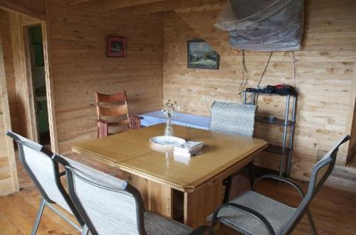 ein Esszimmer mit einem Holztisch und Stühlen in der Unterkunft Quetzal Valley Cabins in San Gerardo de Dota