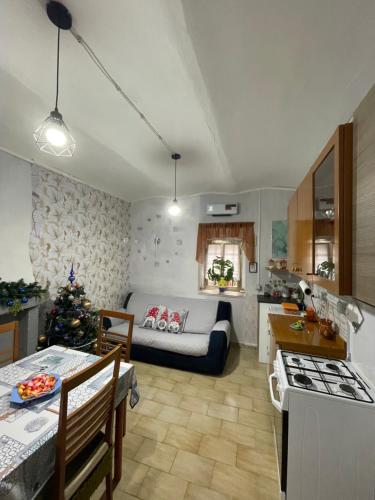 cocina y sala de estar con árbol de Navidad en Rifugio nel cuore dell'Abruzzo, en Carpineto Sinello