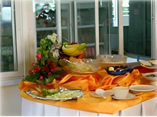 Vasu Hotel Mahasarakham في مها ساراخام: طاولة عليها مجموعة من الطعام