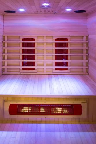 an empty room with a bowling alley with a sidx sidx sidx sidx at Logis Hôtel Kur- und Wellnesshaus Spree Balance in Burg
