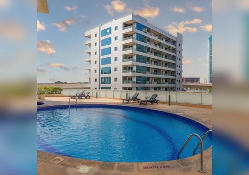 een groot gebouw met een zwembad voor een gebouw bij Cloud 9 Room Marina in Dubai