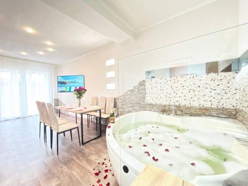 TV a/nebo společenská místnost v ubytování Двоповерховий Пентхаус с великим Джакузі біля метро Наукова