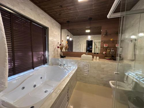 Ένα μπάνιο στο Arthi - LINDO LOFT RECANTO DOS PASSARINHOS