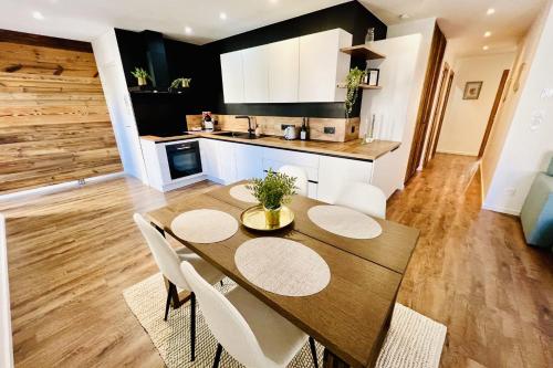 Una cocina y un comedor con mesa y sillas de madera. en Luxury full center and near Lake!, en Gérardmer