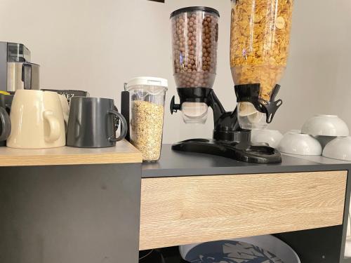 a counter with two blenders on top of a counter at La Candela Affittacamere in Candela