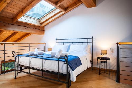 Postel nebo postele na pokoji v ubytování Casa di design con giardino privato in Centro a PIACENZA