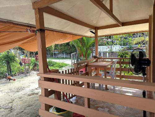 En balkon eller terrasse på Yellow House Port Barton