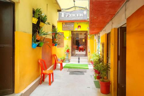 een hal van een gebouw met stoelen en planten bij Hotel Dreamline Teerth GH Near Temple # Kashi Temple - Restaurant # Free WIfi Service - Fully Air Conditioning Rooms# Best Premium Hotel In Varanasi in Varanasi