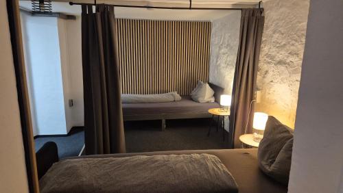 un letto a specchio in una camera da letto di Fridolin a Eichenbühl