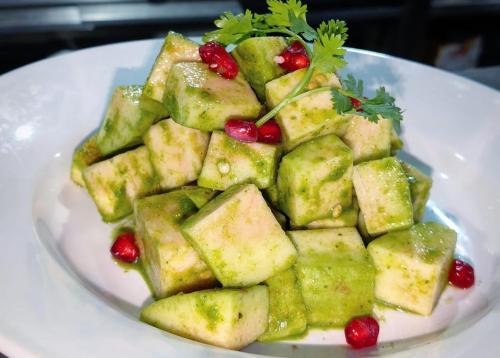 Hotel Lenexa by Bestinn Leisure في بانغالور: طبق أبيض عليه كومة من التوفو والتوت البري