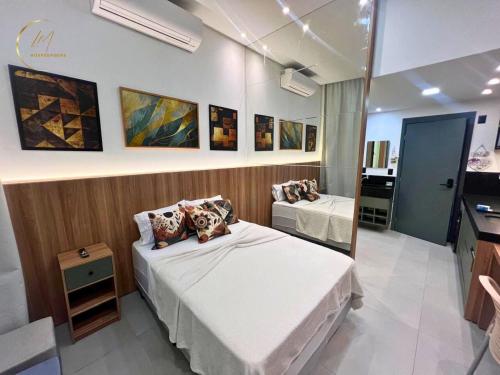 um quarto de hospital com uma cama e um espelho em Lm Get Sense em João Pessoa