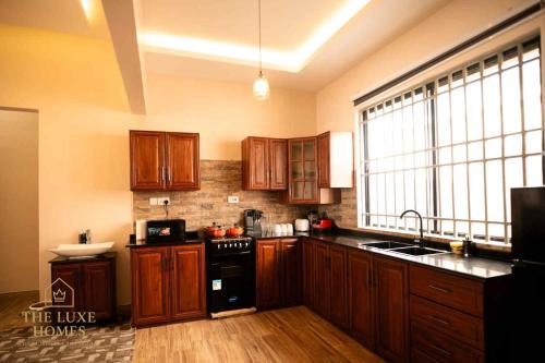 Kuchyň nebo kuchyňský kout v ubytování The Luxe Homes 3BR Luxury Stay