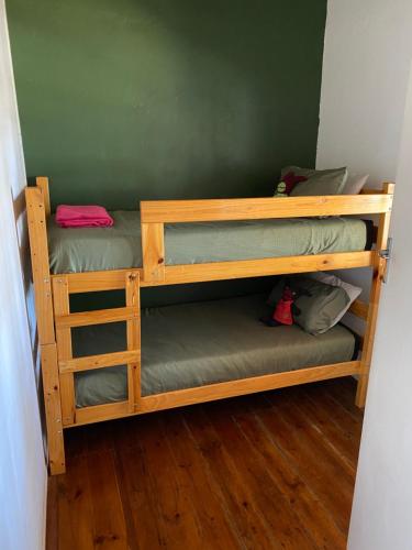 een paar stapelbedden in een kamer bij Infinity farm in Riversdale