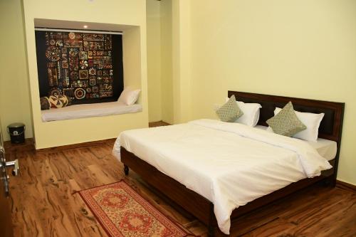 The Vantage Haveli في ساواي مادهوبور: غرفة نوم بسرير كبير ونافذة