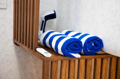 フィリティヨにあるSolara Maldives Luxury Yacht Charterの青と白のタオルが置かれた木製の棚