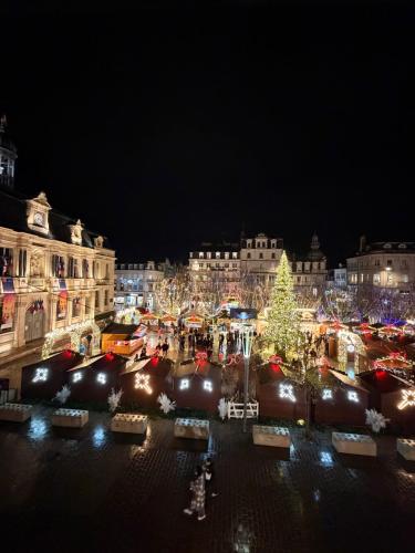 Spa et Sauna Luxueux Hyper centre في تروي: سوق عيد الميلاد في مدينة بها شجرة عيد الميلاد