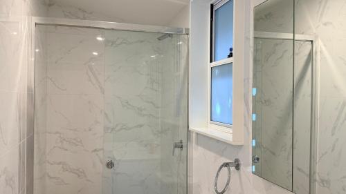 ein Badezimmer mit Dusche mit Glastür in der Unterkunft Private Granny Flat Studio in Chatswood in Sydney