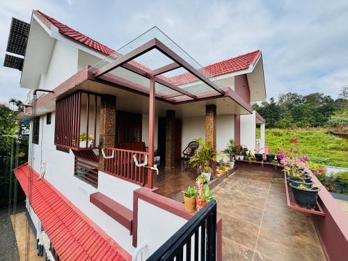 una casa con un balcón con plantas. en tanis homestay, en Jāmb