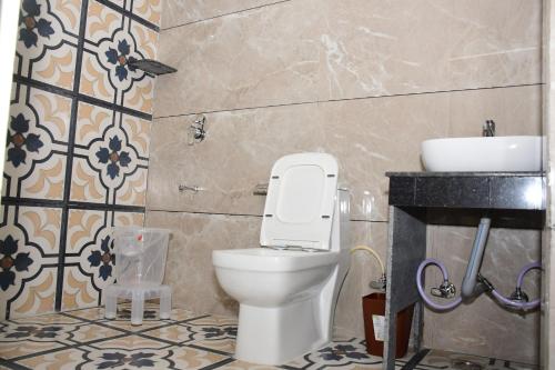 The Vantage Haveli في ساواي مادهوبور: حمام مع مرحاض ومغسلة