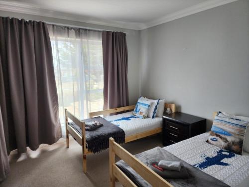 En eller flere senge i et værelse på Lilies and Leopards Holiday Home B & B