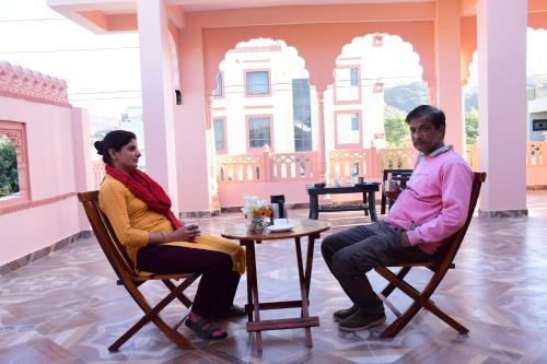 een man en een vrouw zitten aan een tafel bij The Vantage Haveli in Sawāi Mādhopur