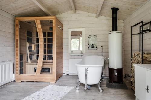 een badkamer met een bad en een fornuis bij Brotorpet in Torsebo
