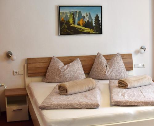 a bed in a room with pillows on it at Ferienwohnungen Pircher in Rablà