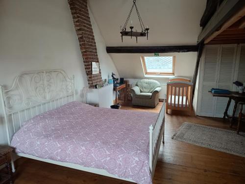 Un dormitorio con una cama y una silla y una ventana. en Cheap hotel near Brussels airport, en Kortenberg