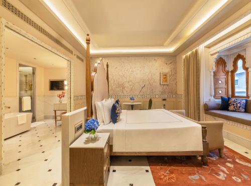 Una cama o camas en una habitación de Taj Lalit Bagh, Udaipur