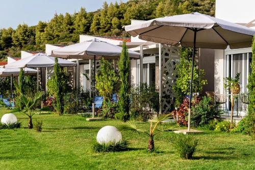 een rij paraplu's in een tuin bij Amadeus Golden Resort in Toroni