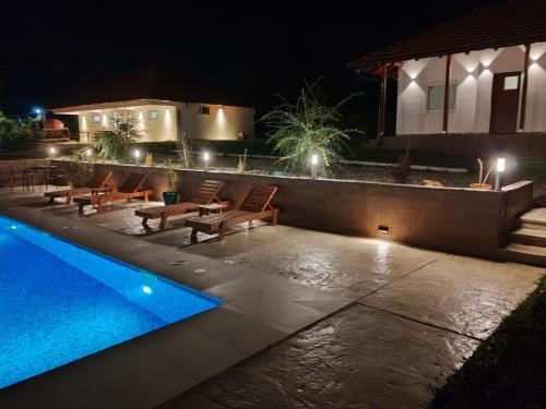 Bazén v ubytování Vinogradi Zmajevački nebo v jeho okolí