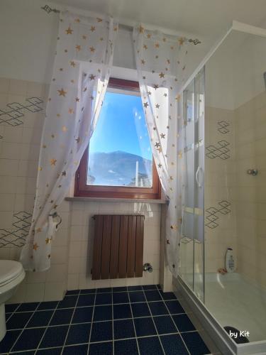 Pan Kit RoomS في أَويستا: حمام مع دش ونافذة وحوض استحمام