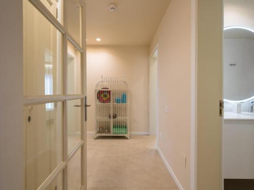 een gang met een deur en een vogelkooi bij Long Beach By CanariasGetaway in Corralejo