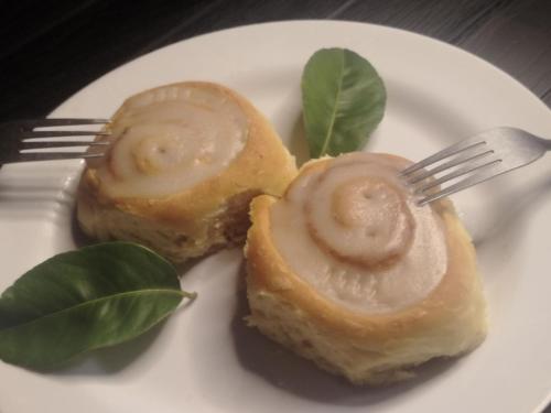 un piatto bianco con due pasticcini con una forchetta di Bella Vista Suites Mérida a Tabay