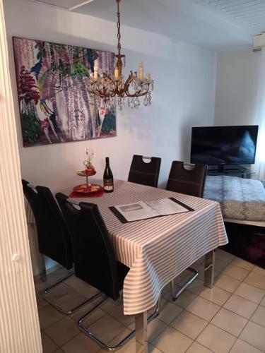 Una televisión o centro de entretenimiento en La Suite