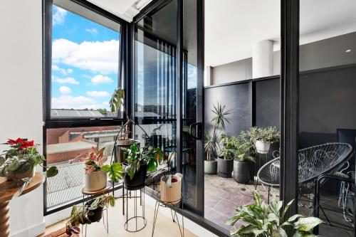En balkon eller terrasse på Stylish Inner City Apartment