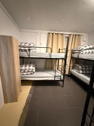 En eller flere senge i et værelse på Hostel PULSE