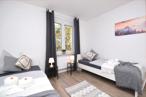 a bedroom with two beds and a window at NÜ06-BP - Apartment for companies in Zirndorf