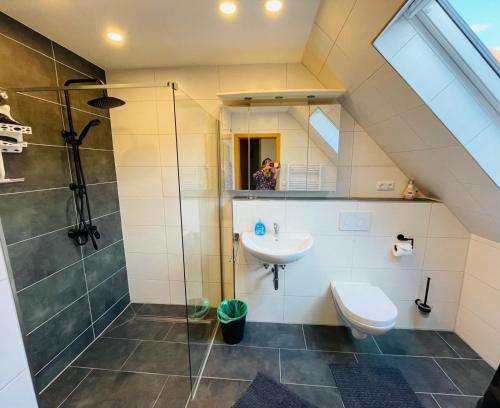 a bathroom with a shower and a sink and a toilet at Ferienwohnung Monteurwohnung Sulingen in Sulingen